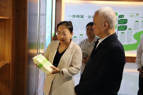 自治区党委副书记杨伟东考察 内蒙古恒丰集团银粮面业有限责任公司